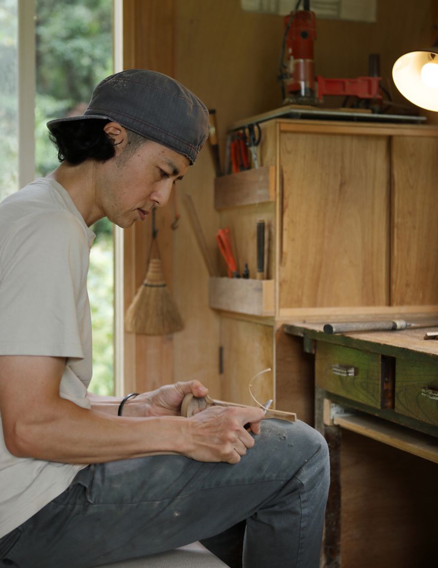 「竹の太さがそれぞれ違うので微調整は手作業でしかできません」と一歩さん。黙々と作業を続ける