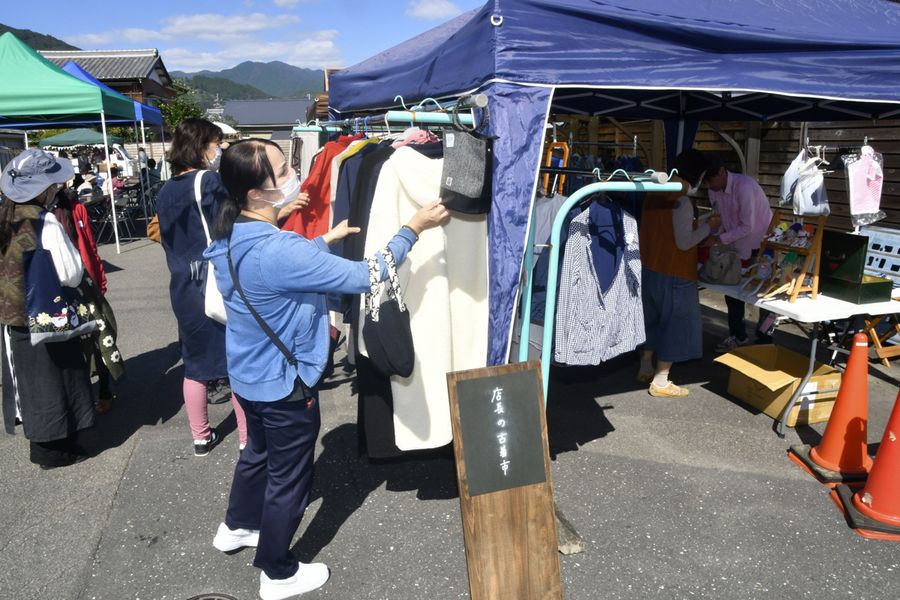 多くの出店と買い物客らでにぎわった「おちmarche」（越知町越知甲）