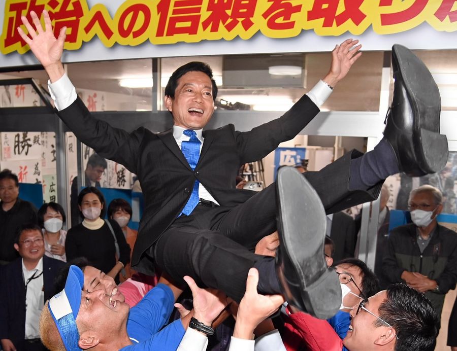 勝利を祝い、支援者に胴上げされる広田一氏（高知市大津乙）