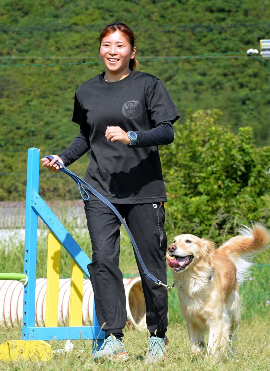 「預けてよかった、と言ってもらえるのがやりがい」と話す行天久美さん（高知市仁井田の「ＳＥＩＷＡＳＯＨドッグスクール」）