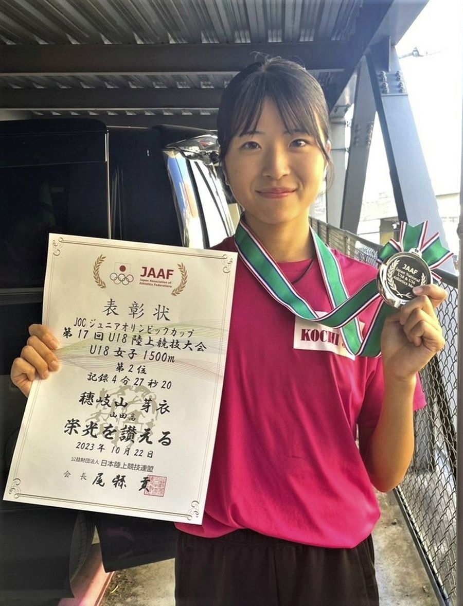 Ｕ１８女子１５００メートルで２年連続準優勝した穂岐山芽衣（愛媛県のニンジニアスタジアム）