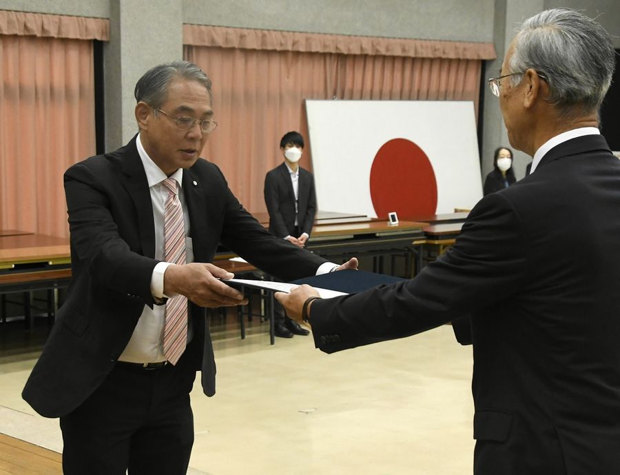 当選証書を受け取る竹内健造氏（県庁正庁ホール）