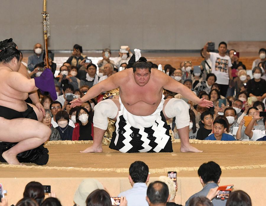 土俵入りを披露する横綱・照ノ富士（高知市の県民体育館）