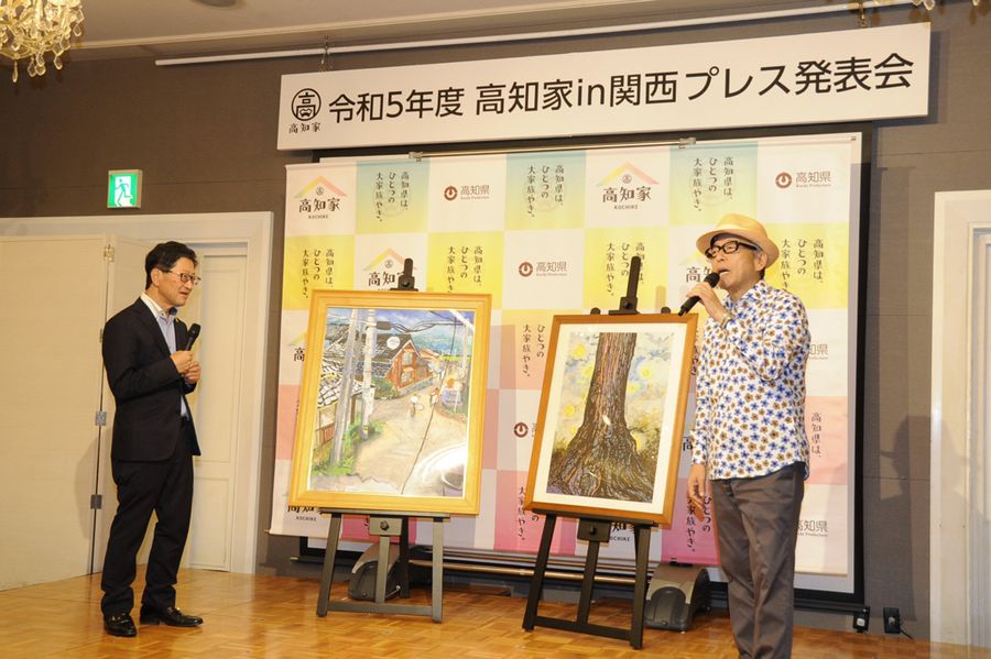 プレス発表会で高知をＰＲする円広志さん（右）と浜田省司知事（大阪市内）