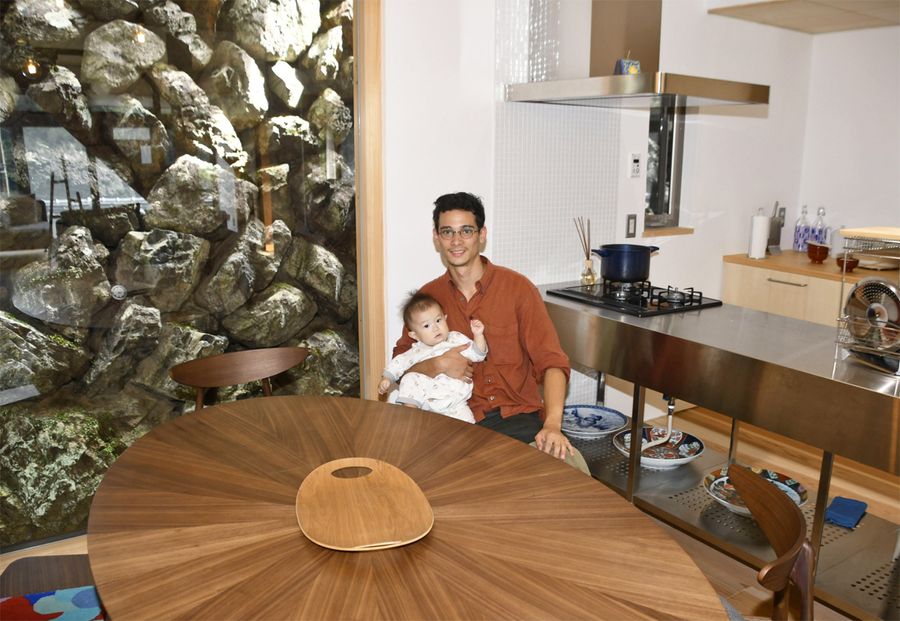 古民家を活用した宿泊施設「Ｃａｒｐｅ　Ｄｉｅｍ　Ｋａｍａｉｄａ」を開業したリバ・クリストフさん。内部はリフォームし、隣接する建物の石垣もガラス越しに見える（写真はいずれも越知町鎌井田本村）