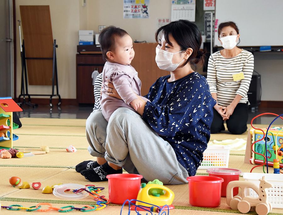 乳児と母親がおもちゃに囲まれて過ごす子育てサロン(高知市内)
