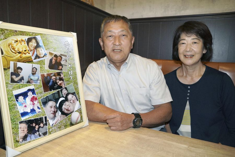 横田慎太郎さんの父、真之さん（左）と母、まなみさん（鹿児島市）