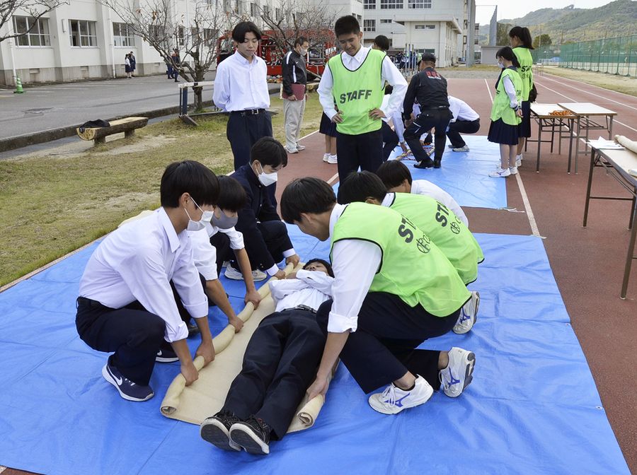 生徒同士で担架の作り方などを学び合った防災総合訓練（南国市岡豊町中島の岡豊高校