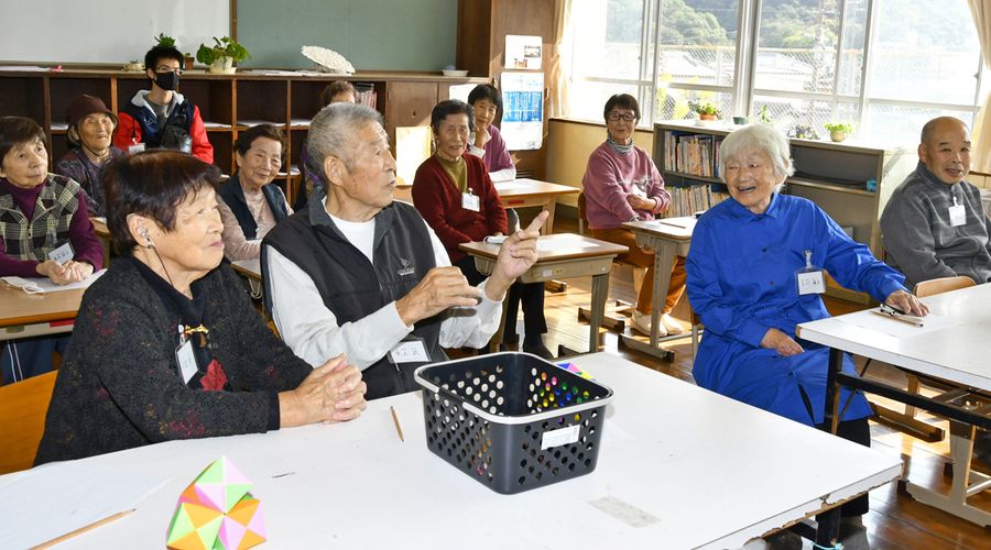小学生時代の昔話に花を咲かせる高齢者(写真はいずれも東洋町河内の甲浦小学校)