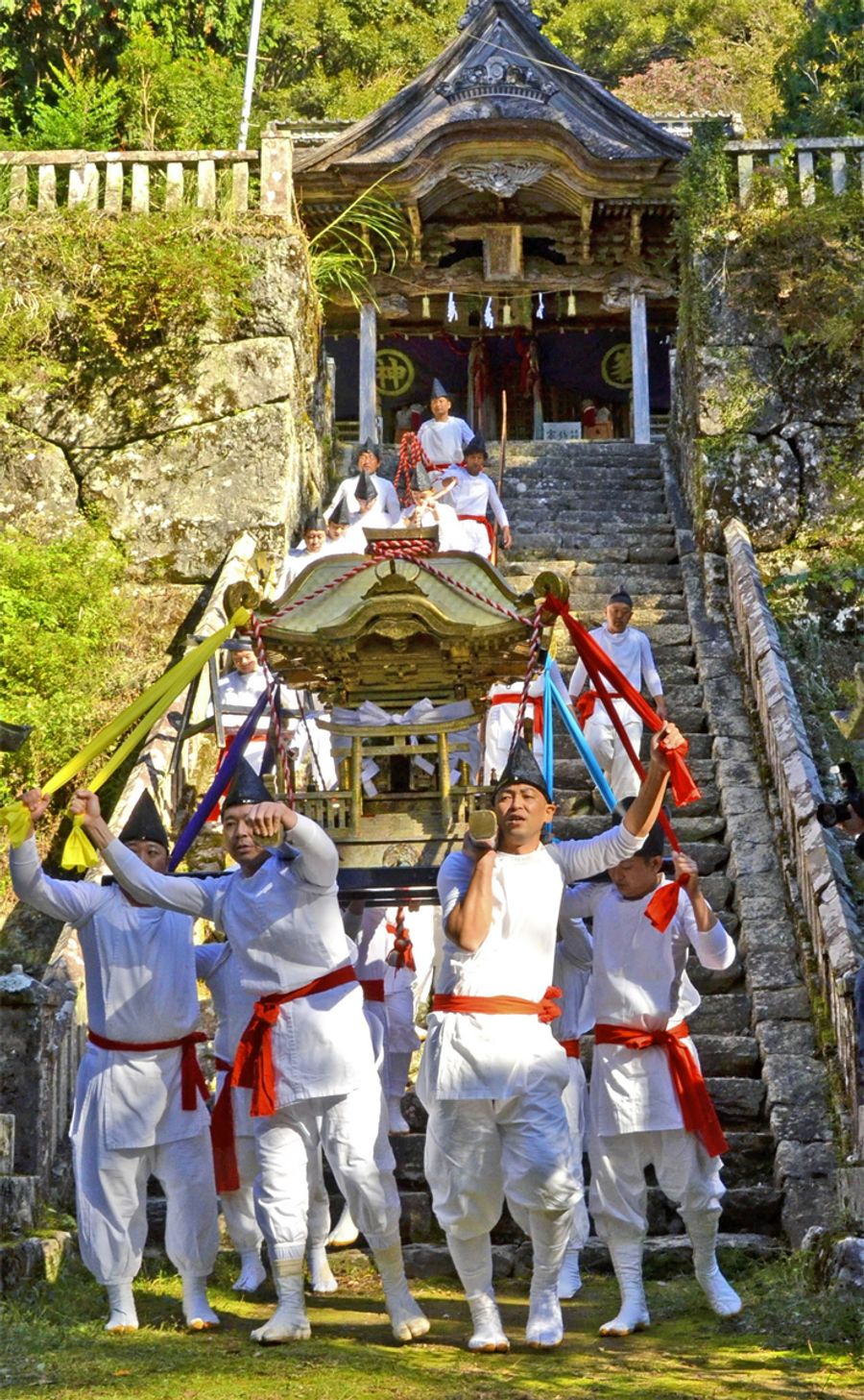 みこしを担ぎ、険しい階段を威勢よく駆け降りる男性たち（安田町唐浜の神峯神社）