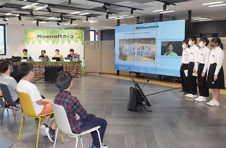 作品のプレゼンテーションをする生徒ら（高知市の高知新聞社）