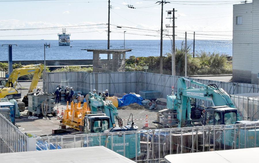 沖合の船から延ばしたケーブルを陸上へ引き上げた作業現場(室戸市室戸岬町)