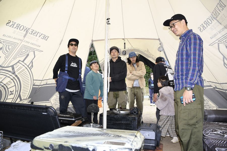 キャンパーのこだわりが詰まったテントを見学する来場者ら（土佐町田井のさめうらテントパーク）