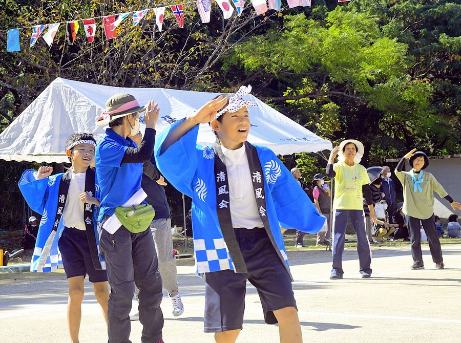 児童と住民が「炭坑節」を踊り、楽しい思い出を刻んだ運動会（土佐清水市の幡陽小学校）