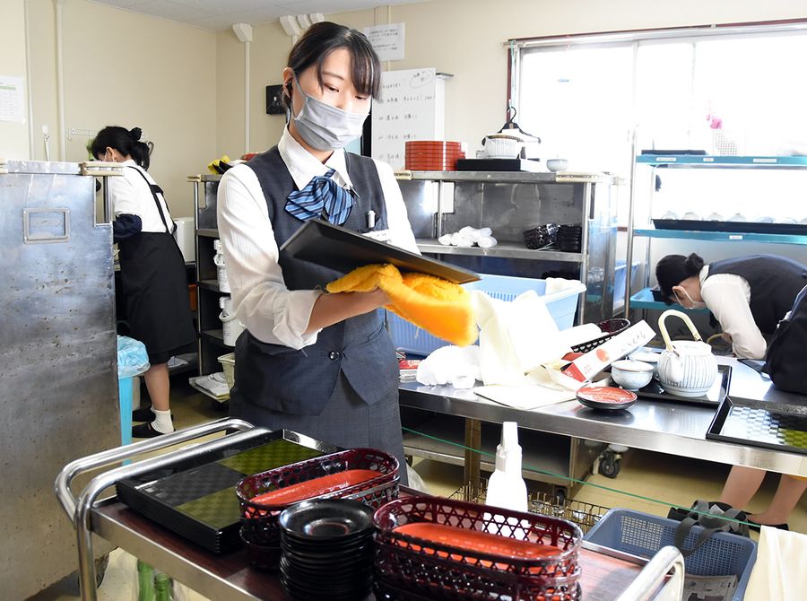 ホテルのバックヤードで慌ただしく働く従業員（高知市内）