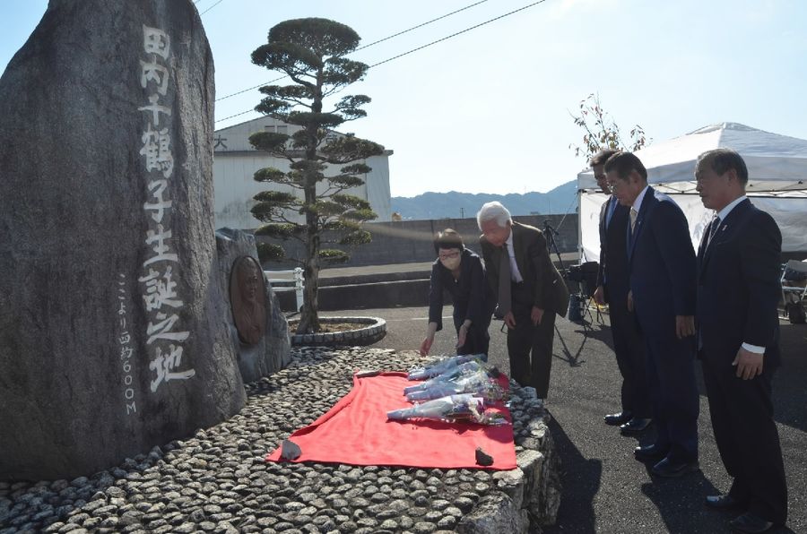 田内千鶴子さんの生誕地記念碑で行われた献花式（高知市若松町）