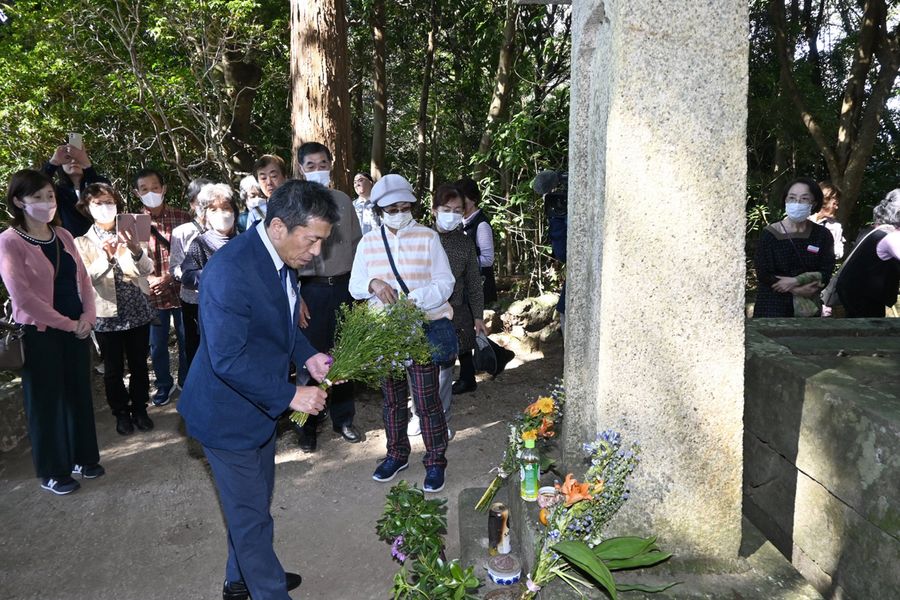 伊達兵部の墓に花を手向ける佐藤善仁・一関市長（高知市の五台山）