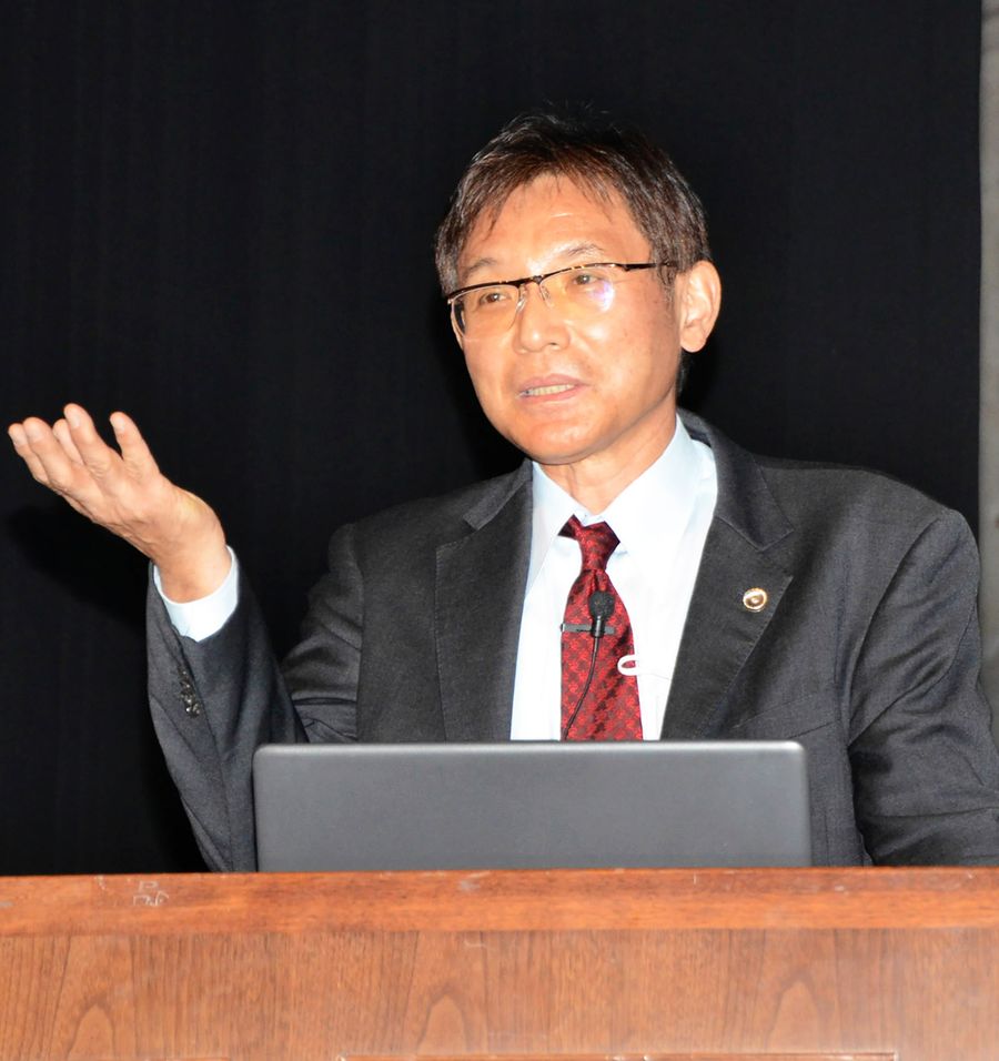 「不当な要求に応じず毅然とした対応を」と呼びかける中井克洋弁護士(高知市本町4丁目)