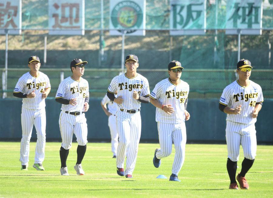 阪神が秋季キャンプイン。森木大智＝中央＝ら若手が精力的に鍛錬に励んだ（安芸球場）