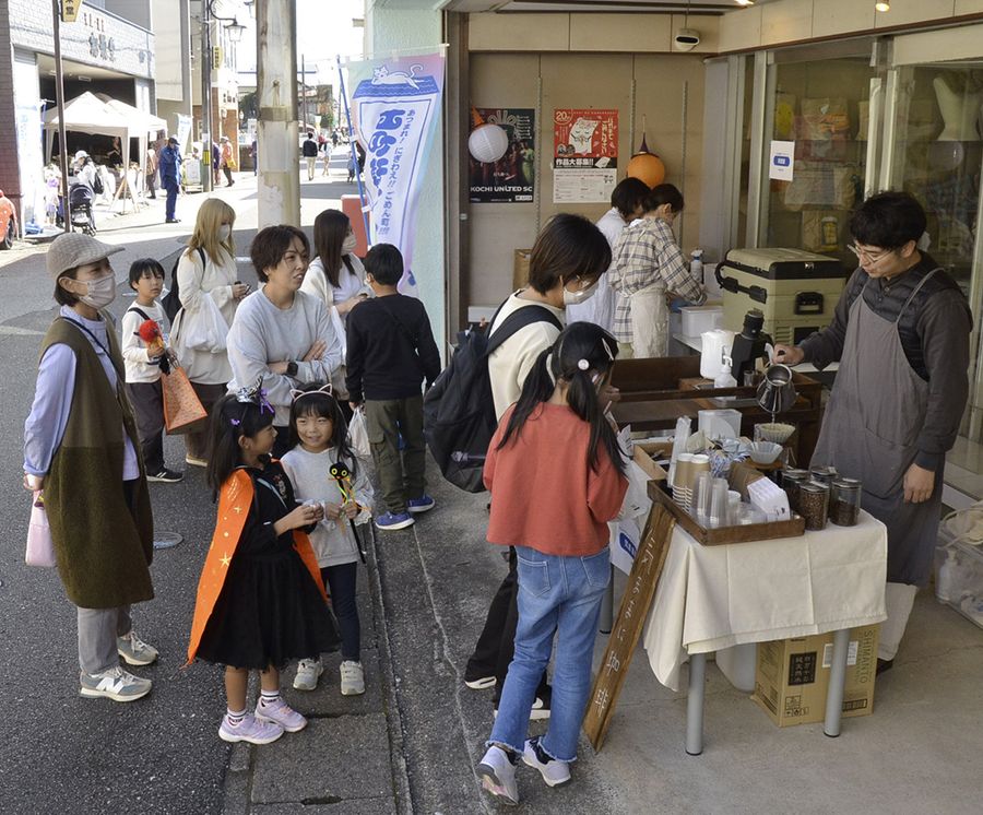 市内外の地域おこし協力隊らが出店した「西町軒下マーケット」(南国市後免町1丁目