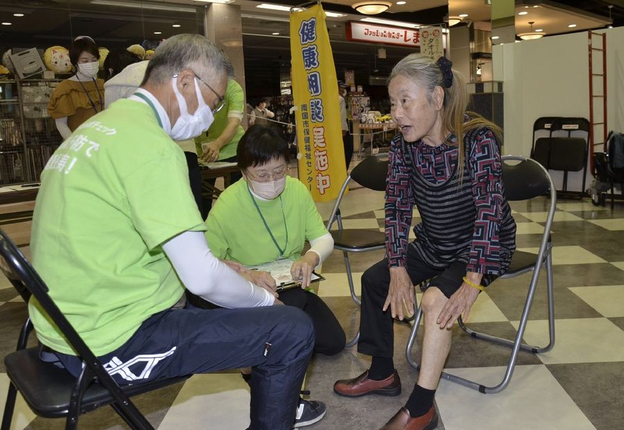 フレイルサポーターの指導で筋肉量をチェックする高齢者（南国市のサニーアクシス南国店）