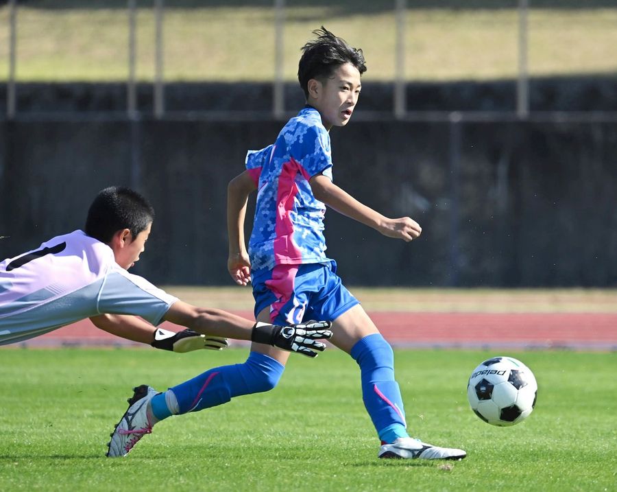 明徳がドリブルで窪川GKをかわして先制ゴールを決める
