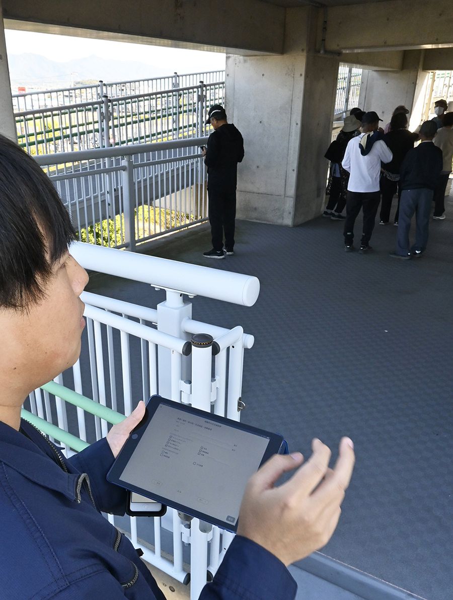 香南市の総合防災訓練で避難者情報をタブレットに打ち込み送信する職員（同市吉川町吉原）