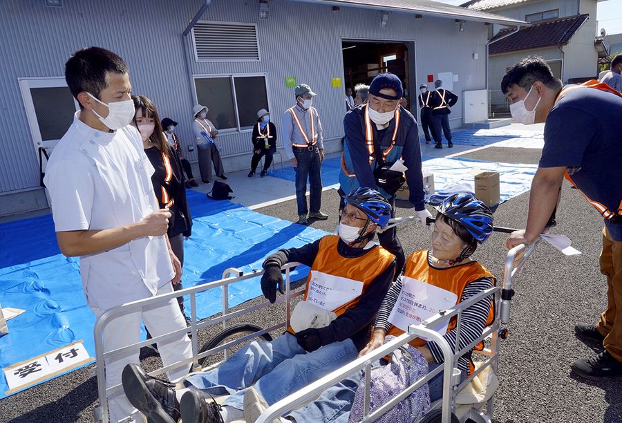 リヤカーでけが人役を運び、トリアージの手順を確認した救護訓練（香美市土佐山田町百石町２丁目）