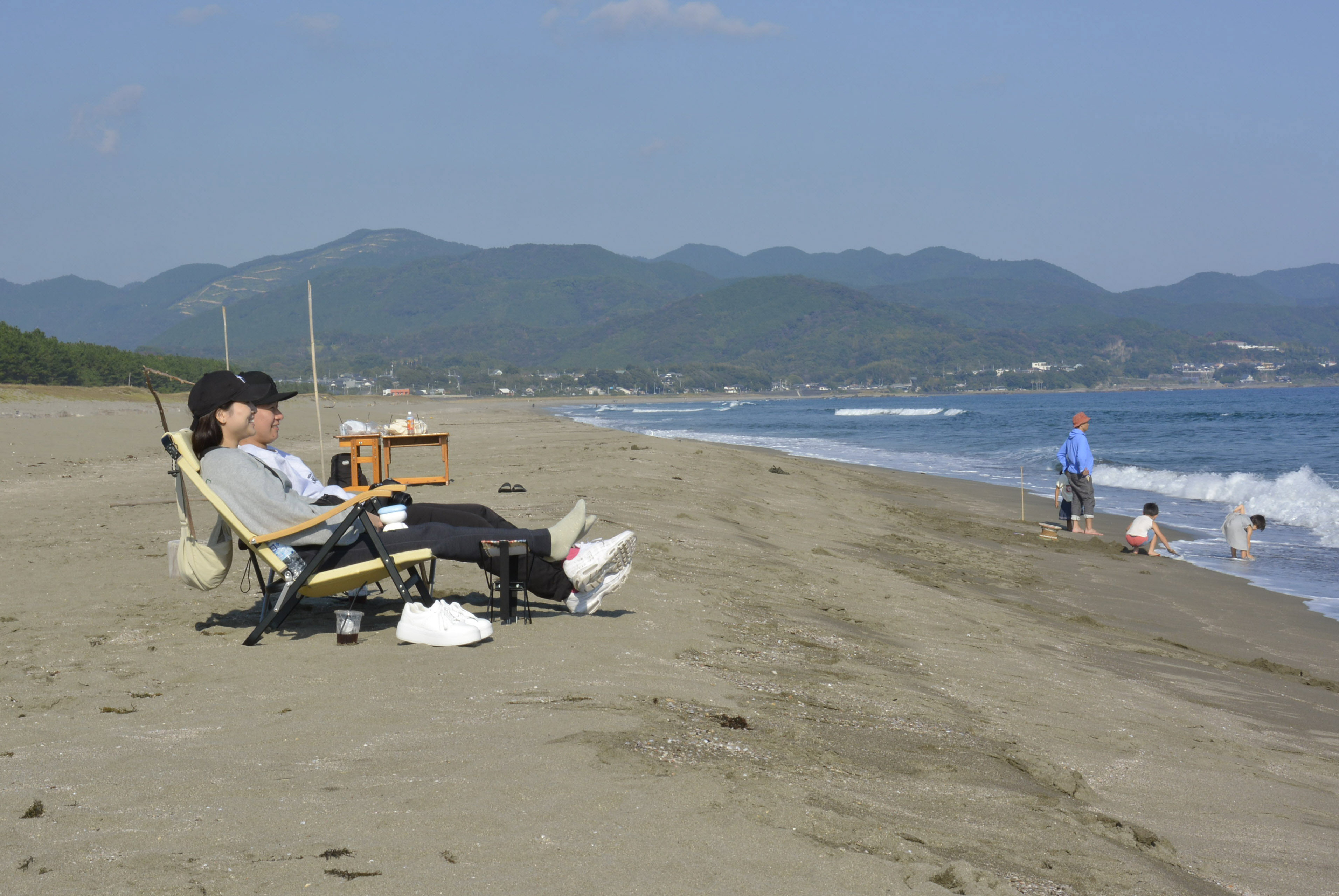砂浜でゆったり 「海を見る日」 200人がおしゃべりしたり