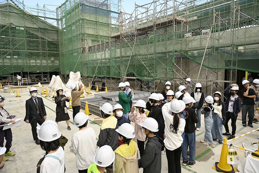建設が進む統合中学校を見学する安芸市内の小学6年生ら(安芸市僧津)