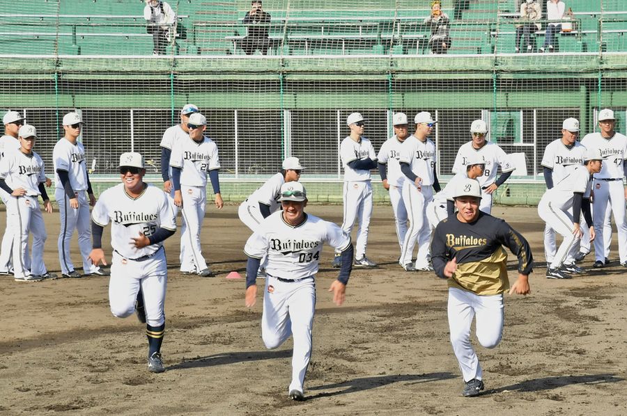 来季の日本一奪還へ向けてオリックスがキャンプイン。軽快に走る選手たち（東部球場＝河本真澄撮影）