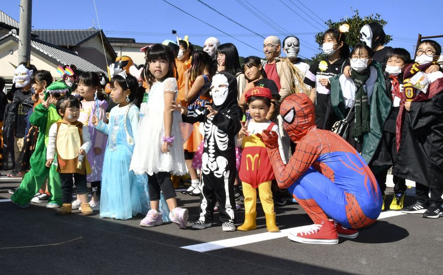 大人から子どもまで仮装して地域の交流を深めたハロウィーンイベント（東洋町白浜の甲浦集落活動センターなぎ）