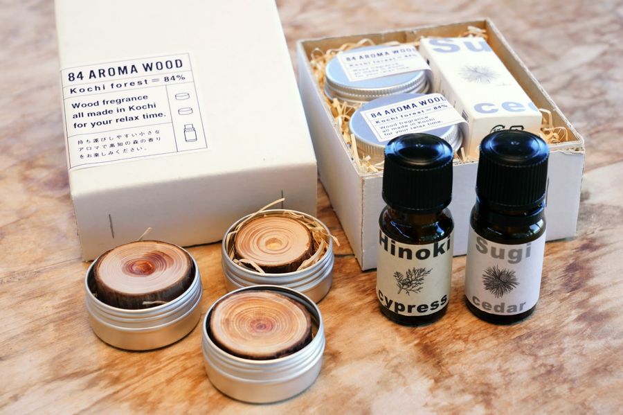 スギとヒノキの香りがふんわり広がる「84アロマウッド」