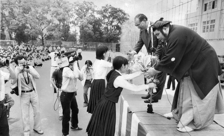 母校の後輩からも祝いの花束（１９８３年５月、高知市の小津高校）