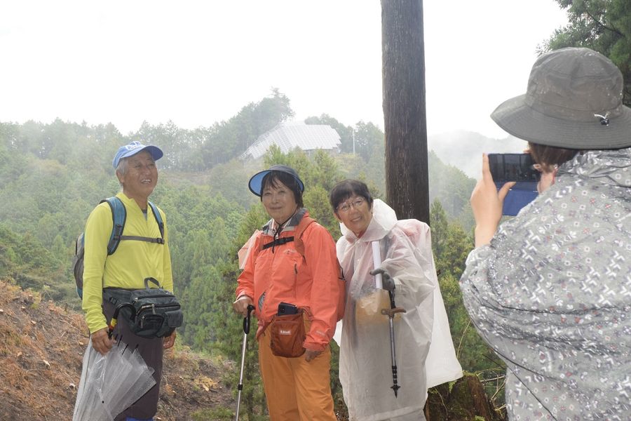 牧野博士が歩いた峠から不入山に向かって記念撮影する参加者（写真はいずれも津野町烏出川）