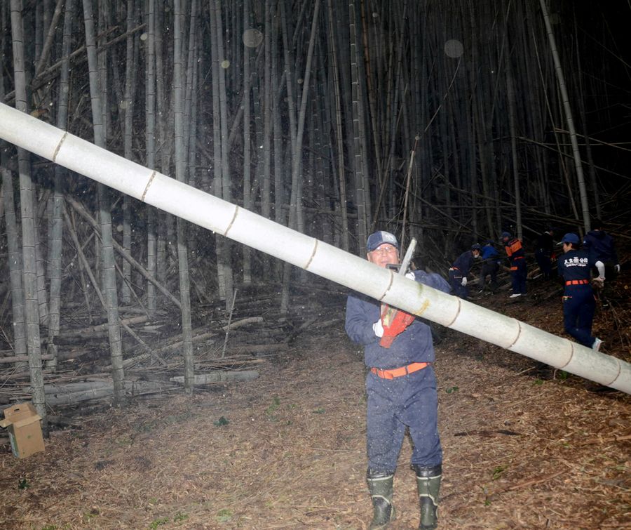 チェーンソーで竹を切って避難路を確保する消防団員（高知市仁井田の大平山）