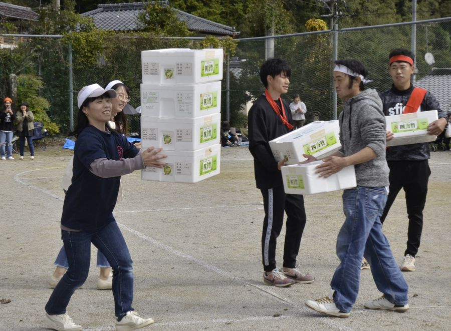 四方竹用の発泡スチロールを運ぶリレーも行われた地区対抗運動会。山あいに歓声が沸いた（南国市の白木谷小学校）