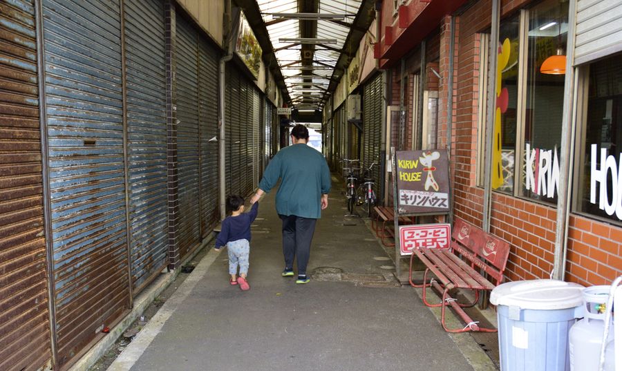 かつてにぎわった商店街も、今はシャッターを下ろした店が目立つ。にぎわい創出に向けた施策が求められる（宿毛市中央５丁目）