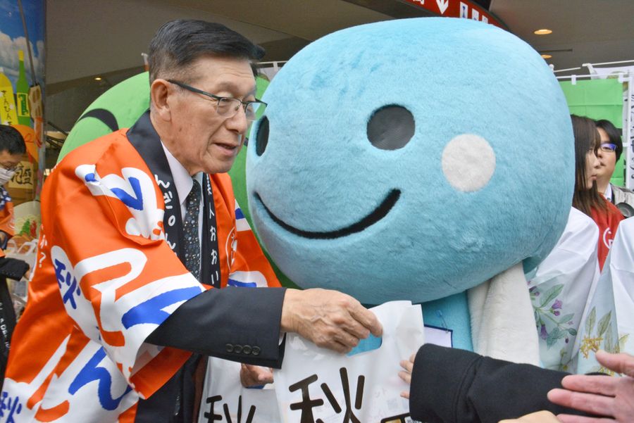 四国との合同物産展で特産品をＰＲする秋田県の佐竹敬久知事（東京都千代田区）