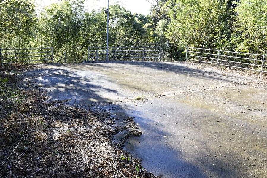 津波発生時の避難場所。市街地の長期浸水で孤立する恐れもあるが、雨風はしのげない（宿毛市片島）