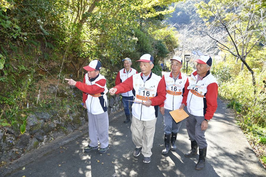 １０月のねんりんピックのウォークラリーの部で優勝した「とかの元気村」のメンバー（佐川町甲の牧野公園）