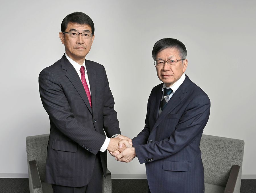 高知市長選を前に対論を行った岡﨑誠也氏=右=と桑名龍吾氏(高知市本町4丁目の高知新聞社=森本敦士撮影)