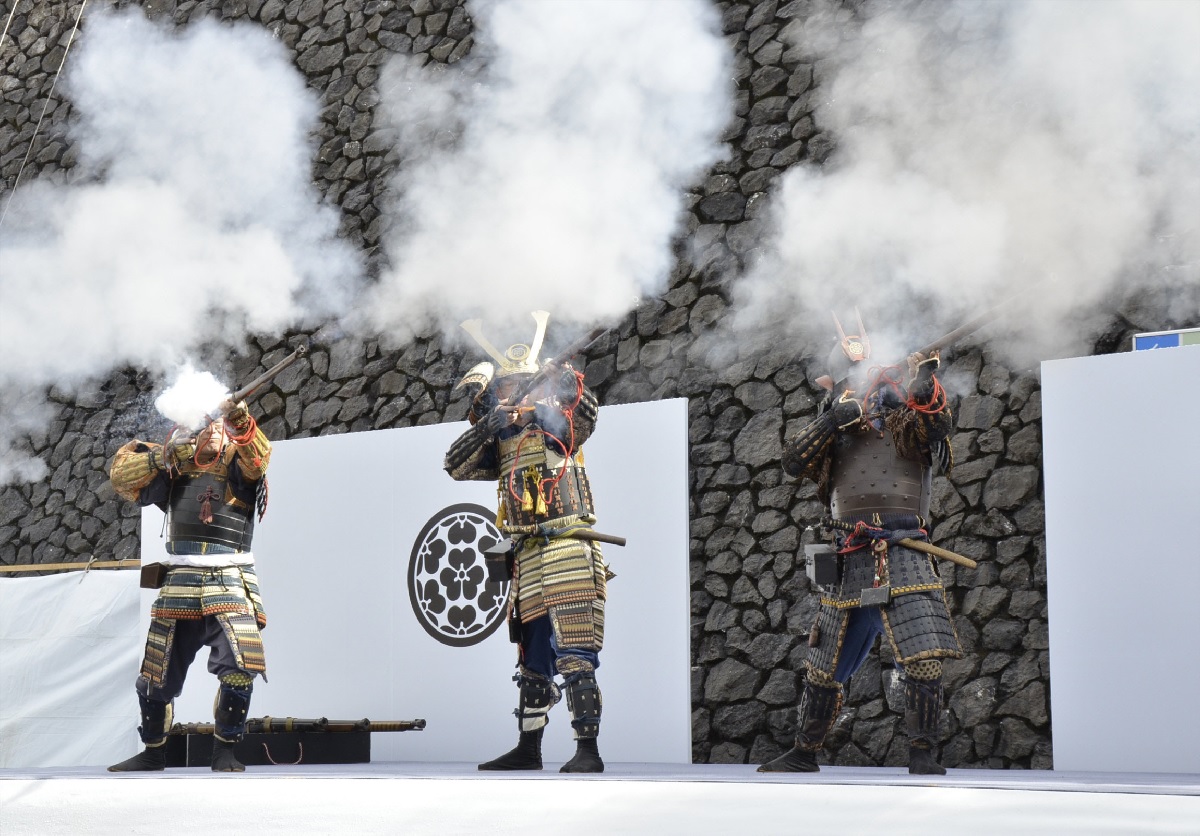 火縄銃のごう音に歓声 高知県南国市で長宗我部フェス | 高知新聞