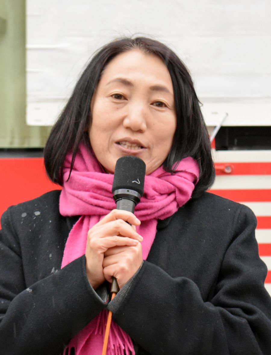 「非正規雇用の正規化を進めないといけない」と訴える大椿裕子副党首（高知市の中央公園）