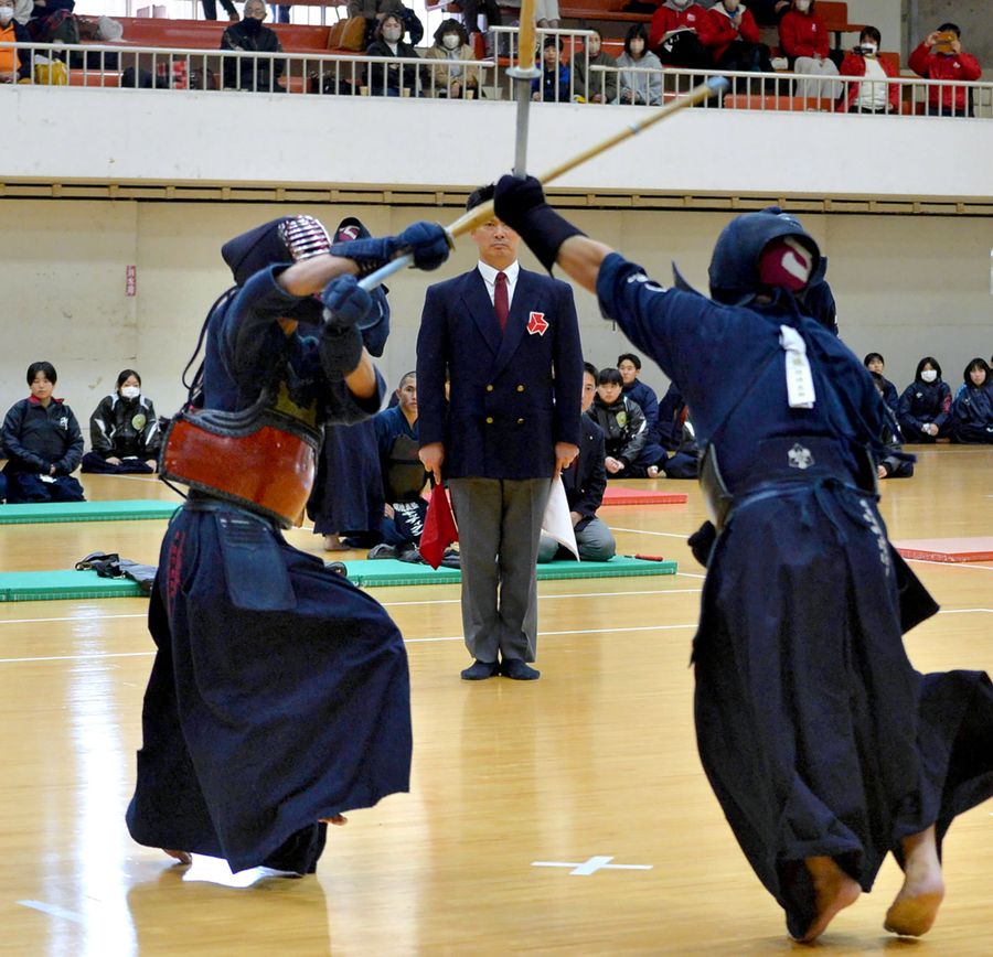 【男子決勝　高知―明徳】中堅戦、高知・青木＝左＝が明徳・浜田から面を奪って３―０とし、優勝を決める（県武道館）