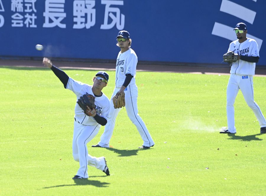 秋季キャンプ最終日も練習に打ち込む岸外野手＝左＝ら（春野球場）
