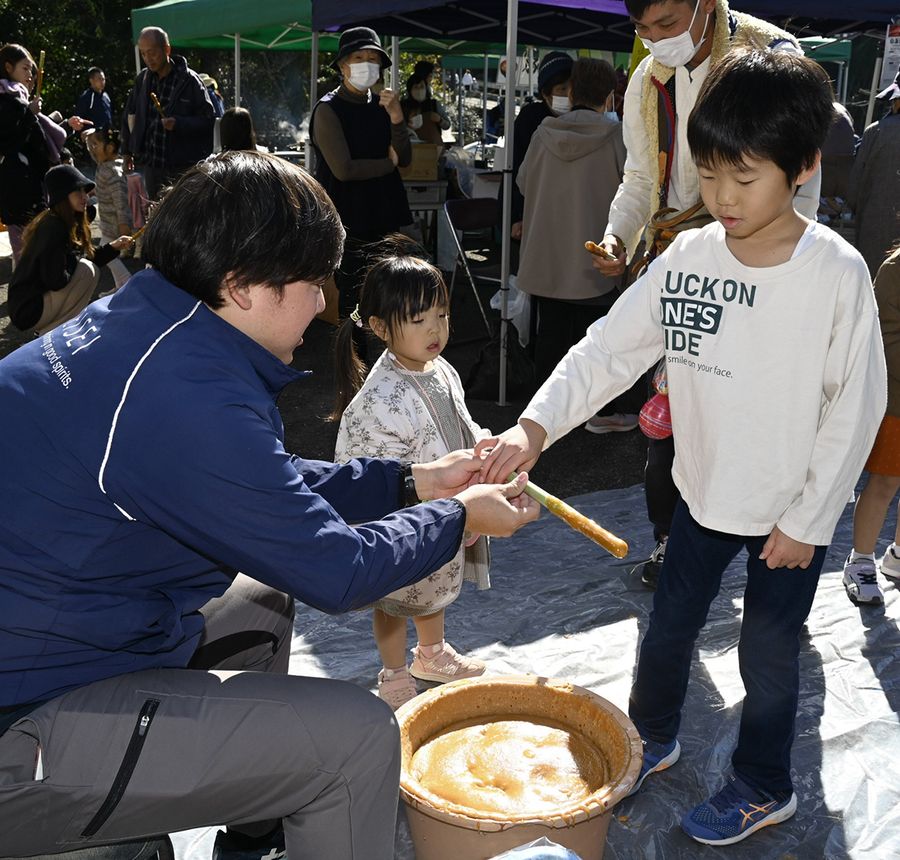 黒糖の試食が人気を集めたみのりの王国芸西フェスタ（芸西村の憩ケ丘運動公園）