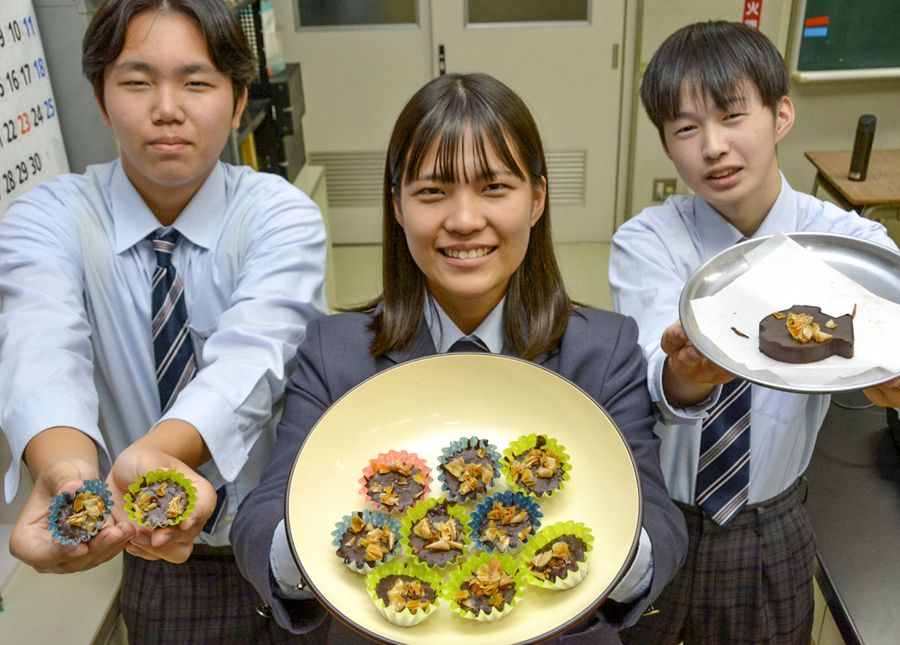 魚のうろこを使ったチョコレートを開発中の高知海洋高校の生徒（写真はいずれも土佐市の同校）