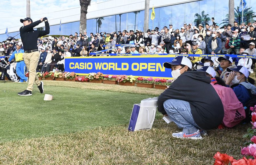 石川遼選手のスイングを間近で見る児童ら（芸西村西分甲の黒潮カントリークラブ）