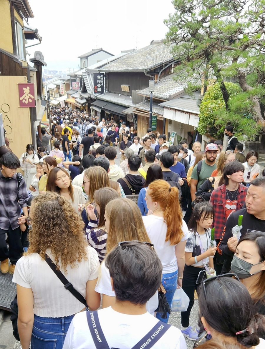 コロナ前のにぎわいが戻ってきた清水坂。人出が多いほど、生活道としての環境は悪化する（京都市東山区）